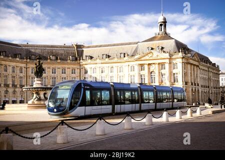 Bordeaux , Aquitaine / Frankreich - 10 17 2019 : Stadtbahn in Place de la Bourse in Bordeaux, Frankreich Stockfoto