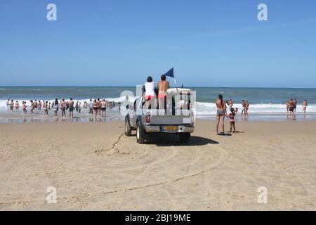 Lacanau , Aquitaine / Frankreich - 11 07 2019 : Rettungsschwimmer Auto Strand Männer Rettungsschwimmer Sicherheit Urlaub Stockfoto