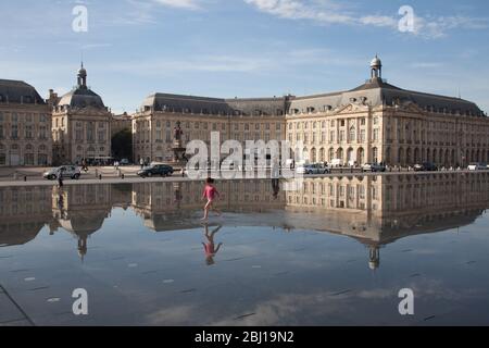 Bordeaux , Aquitaine / Frankreich - 10 30 2019 : Palais de la Bourse in Bordeaux Kinderlauf in Miroir d'Eau Stockfoto