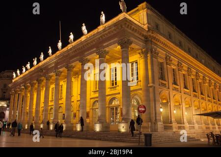 Bordeaux , Aquitaine / Frankreich - 10 30 2019 : Nachtsicht des großen Theaters der nationalen Oper in Bordeaux, Frankreich Stockfoto