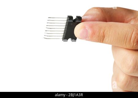 Männliche Finger halten Mikrochip isoliert auf weiß Stockfoto