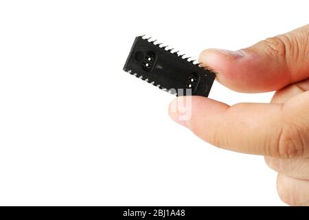 Männliche Finger halten Mikrochip isoliert auf weiß Stockfoto