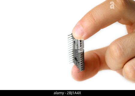 Männliche Finger halten Mikrochip isoliert auf weiß Stockfoto