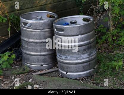 Eine Nahaufnahme von zwei silbernen Metallfässern Stockfoto