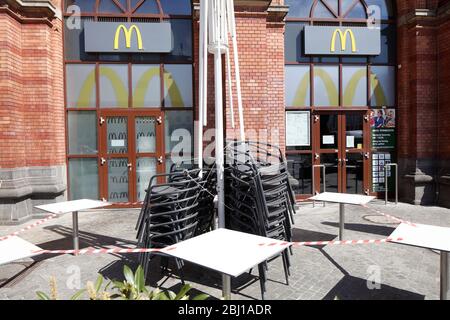 Absperrband, leere Stühle und Tische einer Mc Donalds Filiale wegen Coronavirus geschlossen, Bremen, Deutschland, Europa Stockfoto