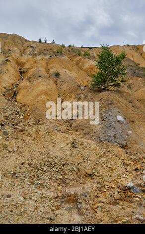 Bor / Serbien - 13. Juli 2019: Bodenerosion und -Abbau durch industrielle Verschmutzung in der Kupfermine Bor, Serbien, die im Besitz eines chinesischen Bergbauunternehmens ist Stockfoto