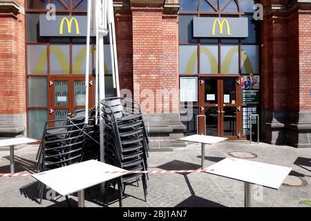 Absperrband, leere Stühle und Tische einer Mc Donalds Filiale wegen Coronavirus geschlossen, Bremen, Deutschland, Europa Stockfoto