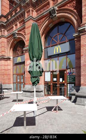 Absperrband, leere Stühle und Tische einer Mc Donalds Filiale wegen Coronavirus geschlossen, Bremen, Deutschland, Europa Stockfoto