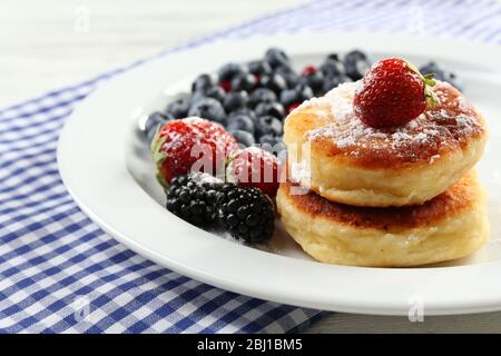 Quark mit Beeren auf dem Teller auf dem Tisch, Nahaufnahme Stockfoto