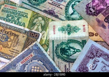 Ein Hintergrund alter gebrauchter Banknoten aus europäischen Ländern aus der Zeit des Zweiten Weltkriegs aus der Nähe Stockfoto