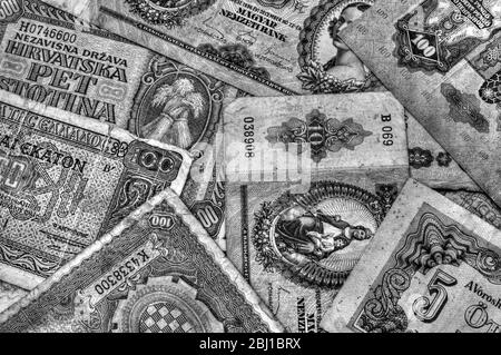 Hintergrund alter gebrauchter Banknoten aus europäischen Ländern aus der Zeit des Zweiten Weltkriegs in Schwarz-Weiß Stockfoto