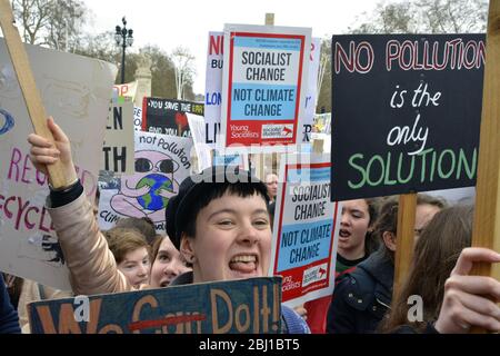 Schüler fordern radikale Klimamaßnahmen in einem britischen Streik, an dem Tausende von Jugendlichen aus dem ganzen Land teilgenommen haben - mehr als 15,00 Stockfoto