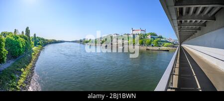 Donau mit Bratislava Burg im Hintergrund, Blick von der Neuen Brücke (Bratislava, Slowakei) Stockfoto
