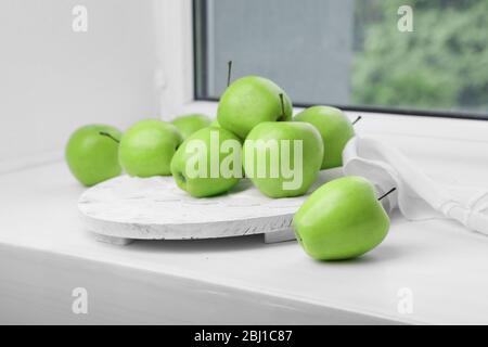Grüne Äpfel auf Fensterbank, Nahaufnahme Stockfoto