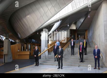 Ken Macintosh MSP Vorsitzender (Mitte Front) mit Vertretern der schottischen Parteien während einer Schweigeminute im schottischen Parlament hielt Holyrood Edinburgh für Schlüsselarbeiter, die während der Coronavirus Covid-19-Krise gestorben sind. (Vordere Reihe von links nach rechts) David McGill, Chief Executive, Scottish Parliament; Ken Macintosh MSP, Vorsitzender, Scottish Parliament; Joe Fitzpatrick MSP. (2. Reihe von links nach rechts) Jackson Carlaw MSP, Führer der schottischen Konservativen; Richard Leonard, Führer der schottischen Labour-Partei. (Hintere Reihe von links nach rechts) Liz Smith MSP; Willie Rennie MSP, Scottish Loberal Deocrat Stockfoto