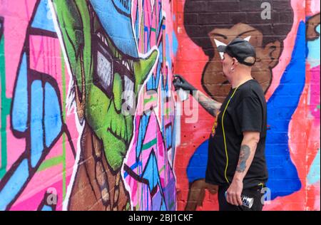 Graffiti-Künstler, die in der Gegend von Digbeth in Birmingham, England, Großbritannien, arbeiten Stockfoto