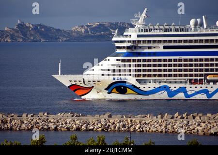 Marseille, Frankreich. April 2020. Das AIDAblu Kreuzfahrtschiff machte einen kurzen Zwischenstopp in Marseille, um mehrere hundert Besatzungsmitglieder der AIDAsol zu besetzen, die nach dem Anhalten der Kreuzfahrten aufgrund der Coronavirus-Pandemie (COVID-19) eineinhalb Monate im französischen Hafen festgemacht wurden. Quelle: SOPA Images Limited/Alamy Live News Stockfoto