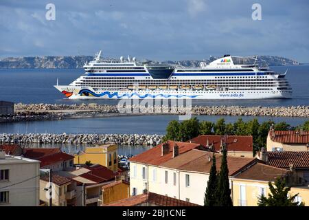 Marseille, Frankreich. April 2020. Das AIDAblu Kreuzfahrtschiff machte einen kurzen Zwischenstopp in Marseille, um mehrere hundert Besatzungsmitglieder der AIDAsol zu besetzen, die nach dem Anhalten der Kreuzfahrten aufgrund der Coronavirus-Pandemie (COVID-19) eineinhalb Monate im französischen Hafen festgemacht wurden. Quelle: SOPA Images Limited/Alamy Live News Stockfoto