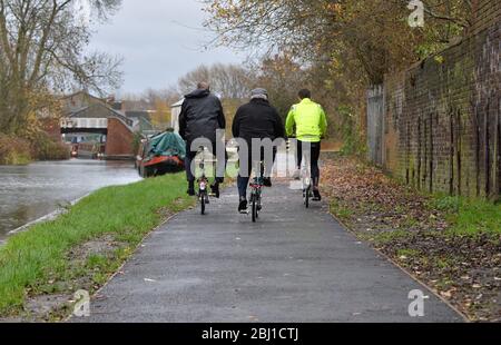 3 Personen, die auf einem Schleppweg in der Nähe von Strourbridge in den West Midlands, England, Großbritannien, radeln. Stockfoto