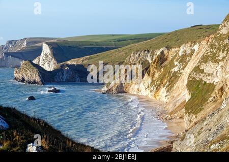 Die Küste an der St.Oswalds Bay mit Blick auf Durdle Door an der Jurassic Coast in Lulworth Dorset England Stockfoto