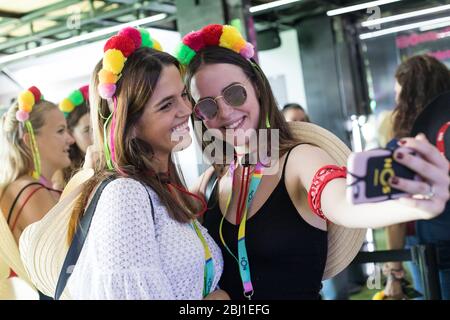 Zwei Freundinnen beim Selfie beim Musikfestival EDP Nos Alive, in Alges, Lissabon, Portugal. Stockfoto