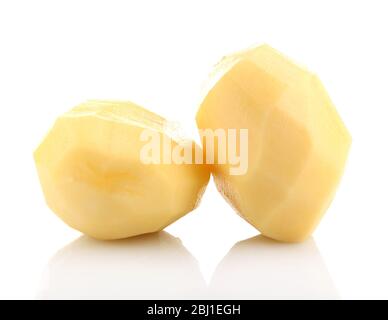 Roh geschälte Kartoffeln auf weiß isoliert Stockfoto
