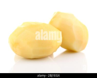 Roh geschälte Kartoffeln auf weiß isoliert Stockfoto