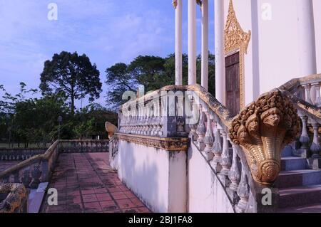 Eine sonnenbeschienene Naga-Statue in einem buddhistischen Tempel, der während der COVID-19 verlassen wurde, Wat Sang Kleang, Tang Krasang, Provinz Kampong Thom, Kambodscha. © Kraig Lieb Stockfoto