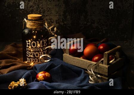 Ostereier mit natürlicher Zwiebelfarbe in dunkler und stimmungsvoller Atmosphäre Stockfoto
