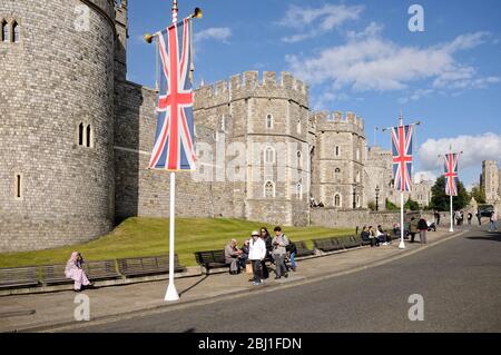 Windsor Castle und Castle Hill mit Touristen an einem sonnigen Sommertag, Berkshire England UK Stockfoto