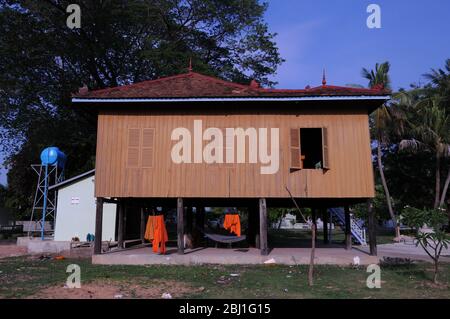 Sonnenbeschienenen buddhistischen Mönchswohnzimmer, Wat Sang Kleang, Tang Krasang, Kampong Thom Provinz, Kambodscha, Indochina. © Kraig Lieb Stockfoto