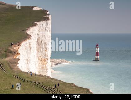 Beachy Head und Leuchtturm. Ein Blick auf die imposante Kreidefelsen-Wand an der Südküste Englands, die ihren Leuchtturm im englischen Kanal in den Schatten stellt. Stockfoto