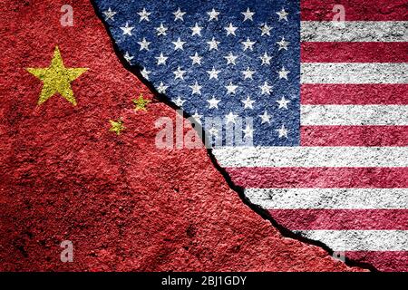Der Riss zwischen der chinesischen und der US-Flagge an der Betonwand. Das Konzept der Sanktionen, des Handelskrieges, der Verschlechterung der diplomatischen Beziehungen, conf Stockfoto