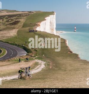 Fahrradtour durch die South Downs. Blick über die Südküstenlandschaft Richtung Beachy Head und seinem Leuchtturm. East Sussex, England, Großbritannien. Stockfoto