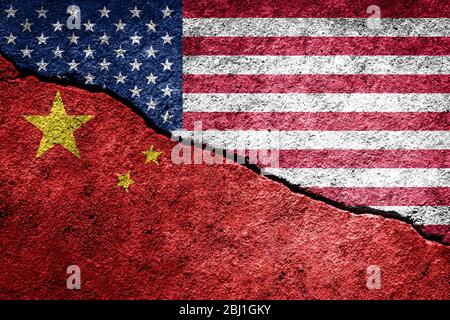 Der Riss zwischen der chinesischen und der US-Flagge an der Betonwand. Das Konzept der Sanktionen, des Handelskrieges, der Verschlechterung der diplomatischen Beziehungen, conf Stockfoto