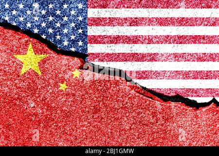 Der Riss zwischen der chinesischen und der US-Flagge an der Betonwand. Das Konzept der Sanktionen, des Handelskrieges, der Verschlechterung der diplomatischen Beziehungen, conf Stockfoto