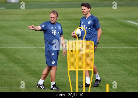 München, Deutschland. 28. April 2020. Von links: Hans Dieter Flick (Hansi, Trainer FC Bayern München) mit Co-Trainer Danny ROEHL. FC Bayern München Training in der Coronavirus-Pandemie in kleinen Gruppen. Training in der Saebener Straße. Fußball 1. Bundesliga, Saison 2019/2020, am 28. April 2020 Quelle: dpa/Alamy Live News Stockfoto