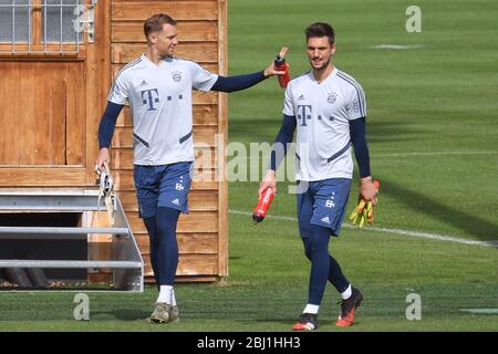 München, Deutschland. 28. April 2020. Von links: Manuel NEUER (Torwart FC Bayern München), Sven ULREICH, Torwart (FC Bayern München). FC Bayern München Training in der Coronavirus-Pandemie in kleinen Gruppen. Training in der Saebener Straße. Fußball 1. Bundesliga, Saison 2019/2020, am 28. April 2020 Quelle: dpa/Alamy Live News Stockfoto