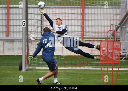 München, Deutschland. April 2020. Manuel NEUER (FC Bayern München) parierte den Ball, Parade. Aktion, FC Bayern München Training in der Coronavirus-Pandemie in kleinen Gruppen. Training in der Saebener Straße. Fußball 1. Bundesliga, Saison 2019/2020, am 28. April 2020 Quelle: dpa/Alamy Live News Stockfoto