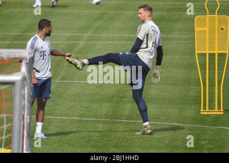 München, Deutschland. April 2020. Manuel NEUER (FC Bayern München) begrüßt Serge GNABRY (FC Bayern München) mit seinem Fuß. Grüße, FC Bayern München trainiert in kleinen Gruppen in der Coronavirus-Pandemie. Training in der Saebener Straße. Fußball 1. Bundesliga, Saison 2019/2020, am 28. April 2020 Quelle: dpa/Alamy Live News Stockfoto