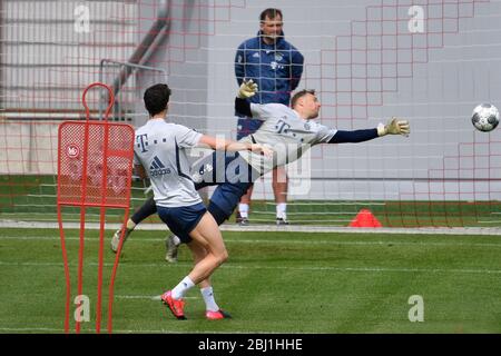 München, Deutschland. April 2020. Manuel NEUER (FC Bayern München) pariert den Schuss von Robert LEWANDOWSKI (FC Bayern München), Aktion, Parade, pariert den Ball. FC Bayern München Training in der Coronavirus-Pandemie in kleinen Gruppen. Training in der Saebener Straße. Fußball 1. Bundesliga, Saison 2019/2020, am 28. April 2020 Quelle: dpa/Alamy Live News Stockfoto