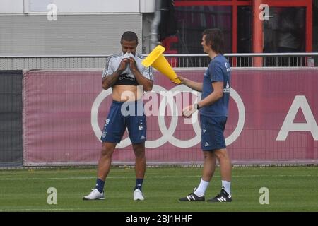 München, Deutschland. April 2020. Thiago ALCANTARA (FCB) mit Physiotherapeut auf einem Sekundärkurs, skeptisch. FC Bayern München Training in der Coronavirus-Pandemie in kleinen Gruppen. Training in der Saebener Straße. Fußball 1. Bundesliga, Saison 2019/2020, am 28. April 2020 Quelle: dpa/Alamy Live News Stockfoto