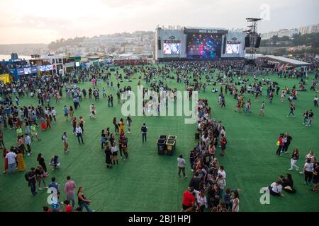 Musikfestival EDP Nos Alive, in Alges, Lissabon, Portugal. Hauptbühne im Hintergrund. Stockfoto