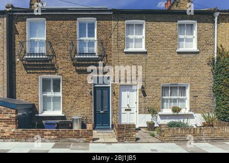 Typische Reihenhäuser in Barnes. Terrassenhaus ist eine Form von mitteldichten Gehäuse, die in Europa entstanden, wobei eine Reihe von angeschlossenen Wohnungen sh Stockfoto