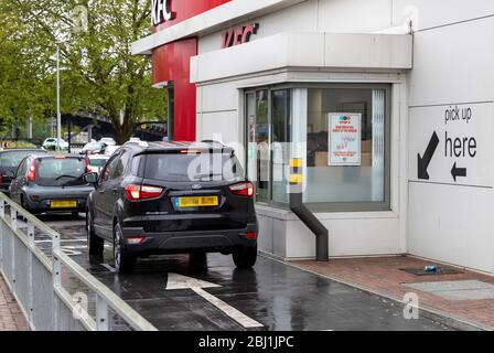 Romford, Essex, Großbritannien. April 2020. KFC eröffnet eine kleine Anzahl von britischen Restaurants für einen Lieferservice während der COVID-19 Coronavirus-Sperre in Großbritannien. Kredit: Ricci Fothergill/Alamy Live News Stockfoto