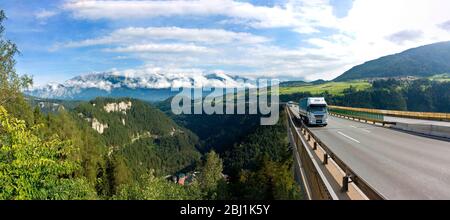 Panoramablick auf einen LKW auf der Europa-Brücke in Österreich. Stockfoto