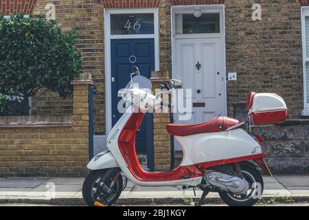 London/UK-1/08/18: Rot-weißer Vespa Roller, der für ihren lackierten Stahlpresswerkkörper bekannt ist, der eine komplette Verkleidung für den Engi kombiniert Stockfoto