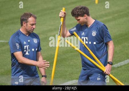 München, Deutschland. 28. April 2020. Von links: Hans Dieter Flick (Hansi, Trainer FC Bayern München) mit Co-Trainer Danny ROEHL. FC Bayern München Training in der Coronavirus-Pandemie in kleinen Gruppen. Training in der Saebener Straße. Fußball 1. Bundesliga, Saison 2019/2020, am 28. April 2020 Quelle: dpa/Alamy Live News Stockfoto