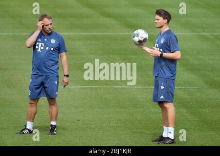 München, Deutschland. 28. April 2020. Von links: Hans Dieter Flick (Hansi, Trainer FC Bayern München) mit Co-Trainer Danny ROEHL. FC Bayern München Training in der Coronavirus-Pandemie in kleinen Gruppen. Training in der Saebener Straße. Fußball 1. Bundesliga, Saison 2019/2020, am 28. April 2020 Quelle: dpa/Alamy Live News Stockfoto