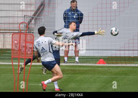 München, Deutschland. April 2020. Manuel NEUER (FC Bayern München) pariert den Schuss von Robert LEWANDOWSKI (FC Bayern München), Aktion, Parade, pariert den Ball. FC Bayern München Training in der Coronavirus-Pandemie in kleinen Gruppen. Training in der Saebener Straße. Fußball 1. Bundesliga, Saison 2019/2020, am 28. April 2020 Quelle: dpa/Alamy Live News Stockfoto